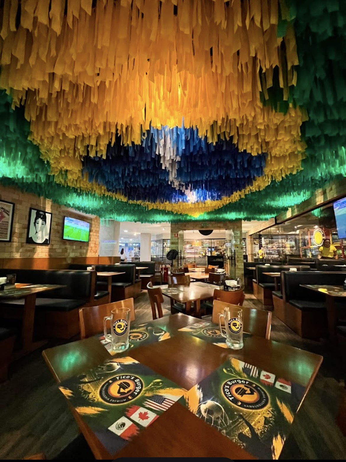 Salão do Tico's Burger decorado com tiras de papel nas cores do Brasil